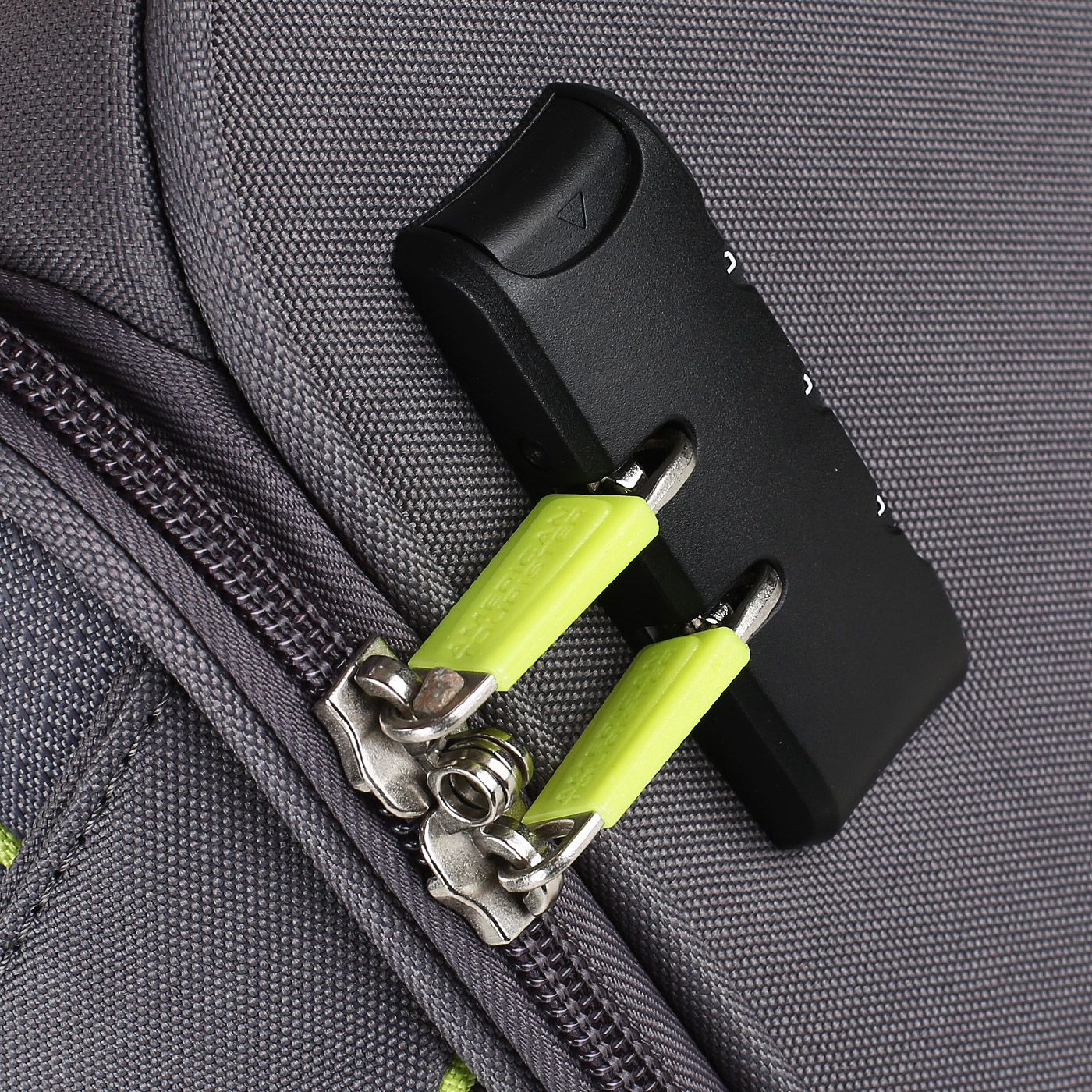 Чемодан для ручной клади тканевый с кодовым замком American Tourister Holiday Heat