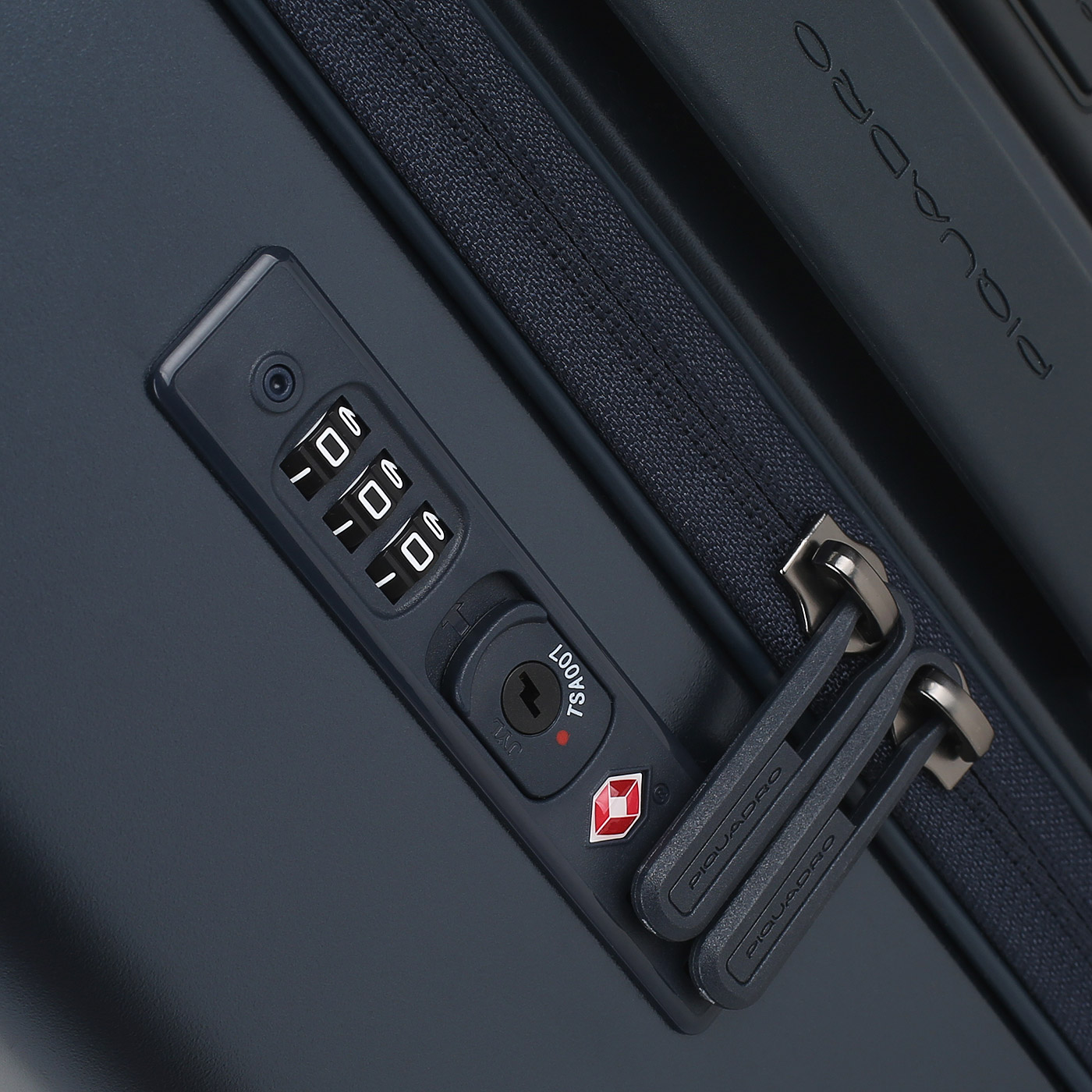 Чемодан для ручной клади из поликарбоната Piquadro PQ Light