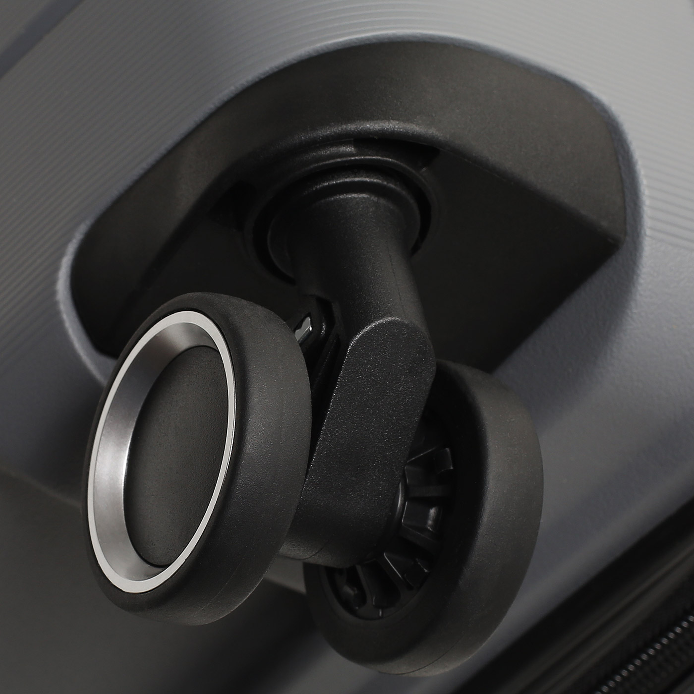 Чемодан средний M из полипропилена Sun Voyage Elite