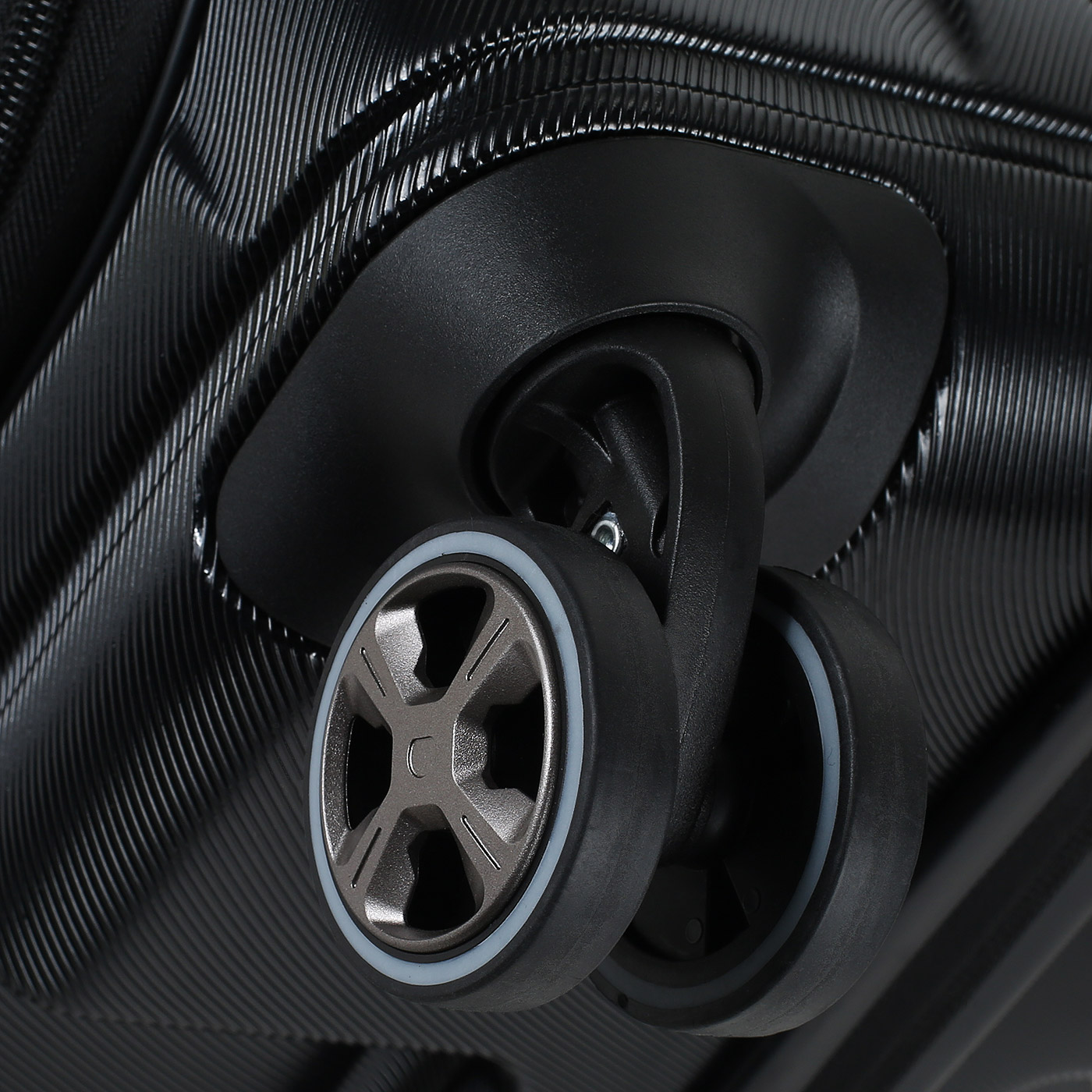 Чемодан средний M из поликарбоната Delsey Shadow 5.0