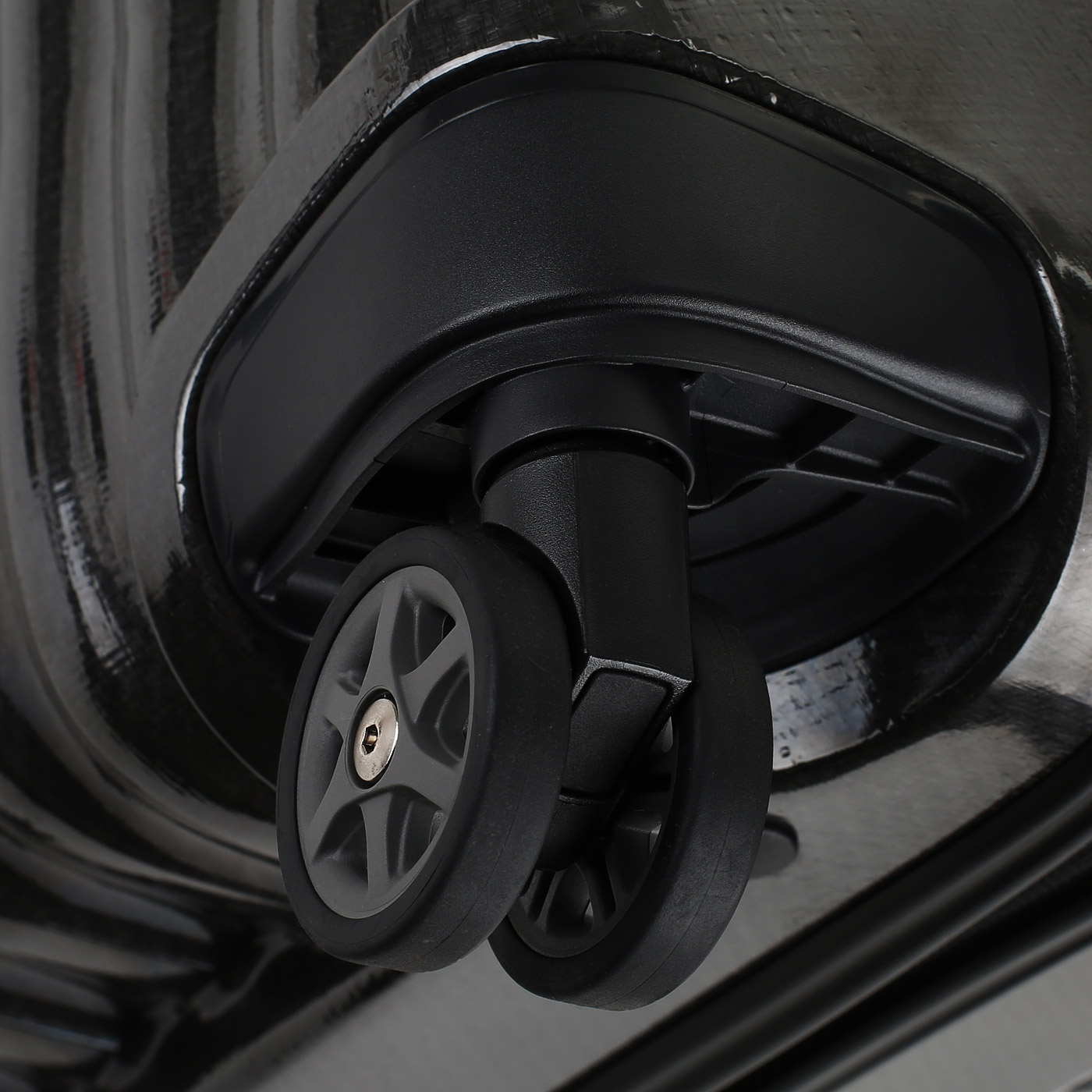 Чемодан средний M из материала Curv с кодовым замком Samsonite C-Lite