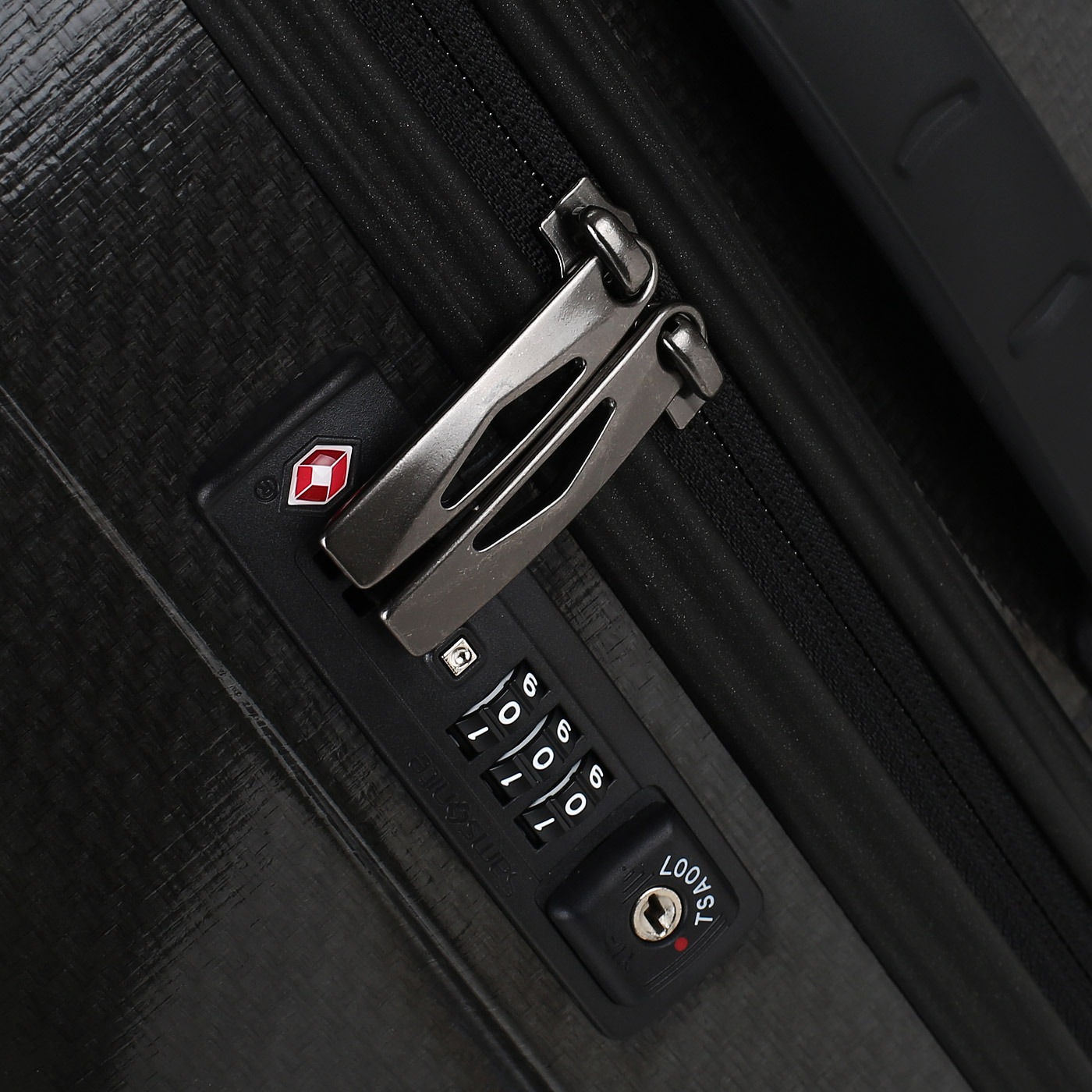 Чемодан средний M из материала Curv с кодовым замком Samsonite C-Lite